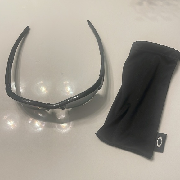 New never used Oakley sunglasses polarised. Frame black lenses grey tent. - Picture 7 of 7